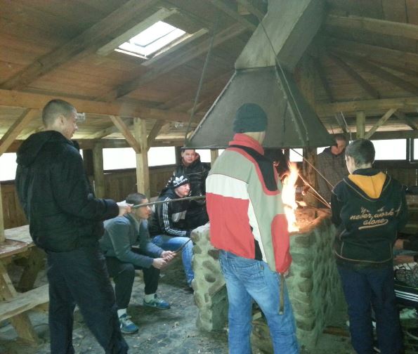 Uczestnicy integracji w altanie do urządzania ognisk